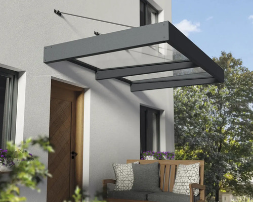 Skleněný a kovový baldachýn u vchodu do domu