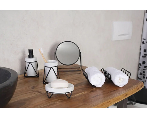 Koupelnová scéna s dávkovačem mýdla, kelímkem na zubní kartáčky, miskou na mýdlo, kosmetickým zrcátkem a držákem na ručníky