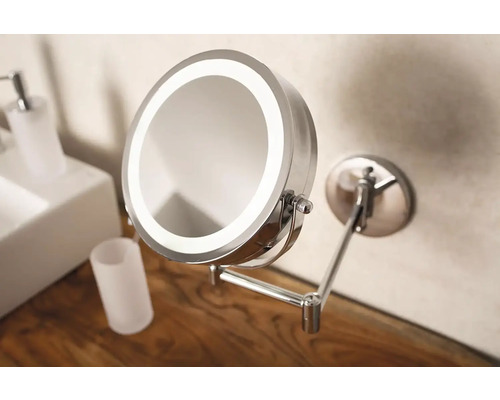 Osvětlené kosmetické zrcadlo pro montáž na stěnu s otočným ramenem.