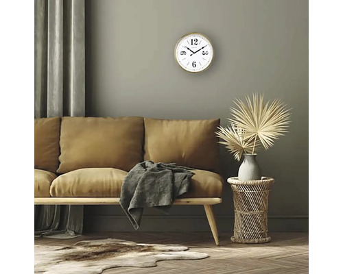 Obývací pokoj s pohovkou, dřevěným stolem, nástěnnými hodinami a dekoracemi.