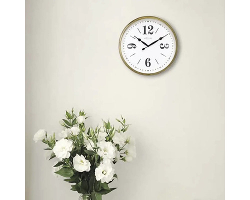 Nástěnné hodiny s kulatým zlatým rámem a kyticí květin