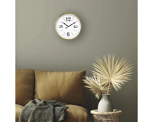 Obývací pokoj se nástěnnými hodinami, pohovkou a dekorací