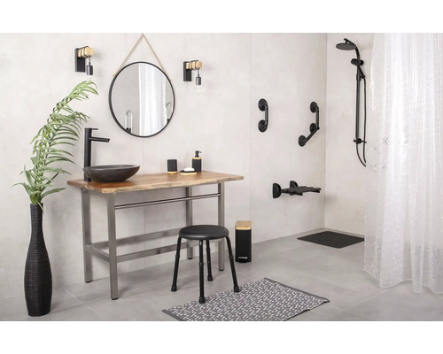 Koupelna s umyvadlem, zrcadlem, bateriemi, sprchovým systémem a madly pro bezbariérový přístup.