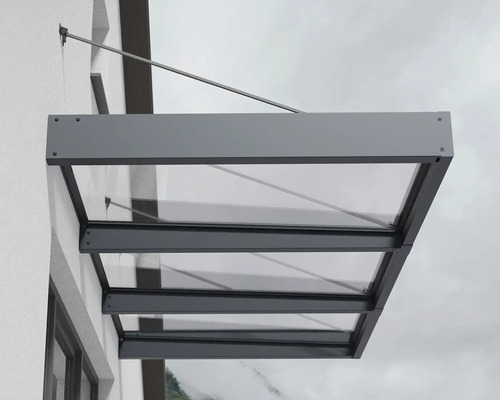 Skleněný a kovový baldachýn na stěně domu