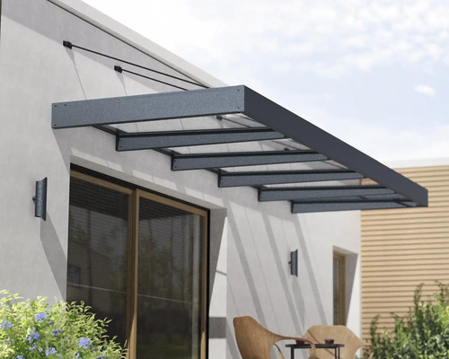 Přístřešek na terasu s šedou kovovou konstrukcí u domu