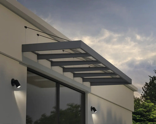 Kovová stříška na stěně domu se dvěma nástěnnými svítidly.