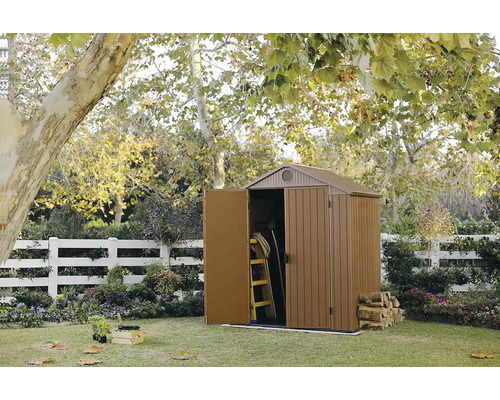 Zahradní scéna s kůlnou s otevřenými dveřmi pro uskladnění zahradního nářadí