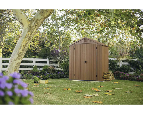 Plastový zahradní domek na zahradě