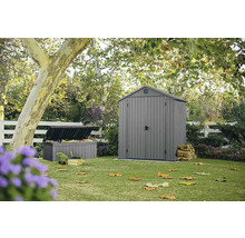 Zahradní krajina s kůlnou na nářadí a úložným boxem na trávníku