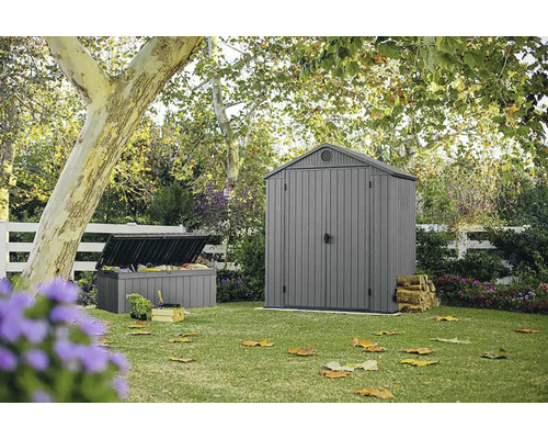 Zahradní krajina s kůlnou na nářadí a úložným boxem na trávníku