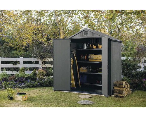 Plastová zahradní skříň s otevřenými dveřmi a zahradním nářadím