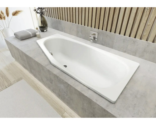 Vestavěná vana v koupelně se šedými dlaždicemi a dřevěnou stěnou