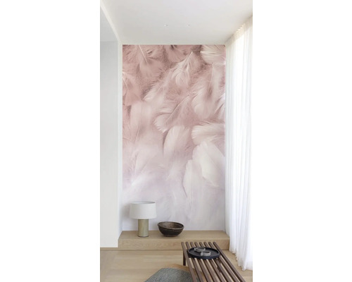 Obývací pokoj s fototapetou s peříčky, lampou a dřevěnou lavicí