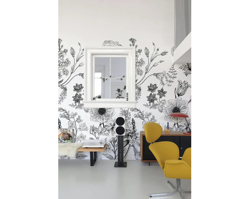 Dekorativní obývací pokoj s květinovou tapetou a minimalistickým nábytkem