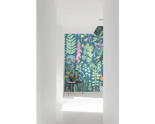 Chodba s květinovou tapetou, stolem a vázou