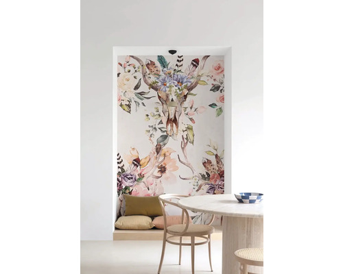 Světlá jídelna s nástěnnou malbou lebky, květin a peří