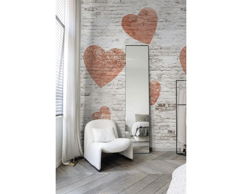 Dekorativní obývací pokoj s křeslem, zrcadlem a nástěnnou tapetou se srdíčky