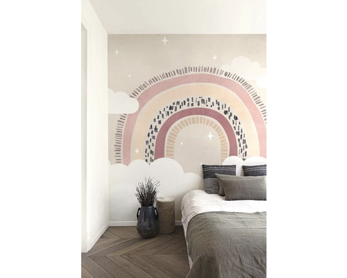 Ložnice s nástěnnou malbou duhy a oblaků