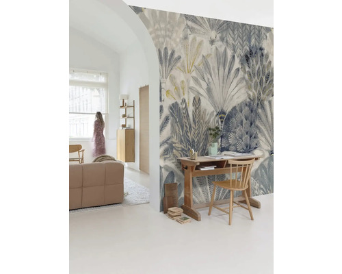 Obývací pokoj s tapetou se vzorem, stolem a židlí.