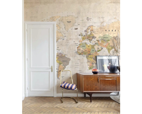 Obývací pokoj s tapetou s mapou světa, komodou a židlí