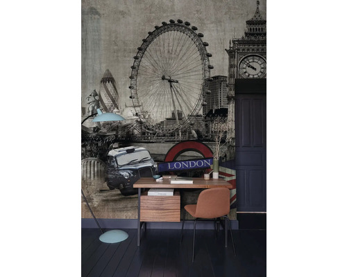 Nástěnná dekorace s motivy Londýna za psacím stolem a židlí.