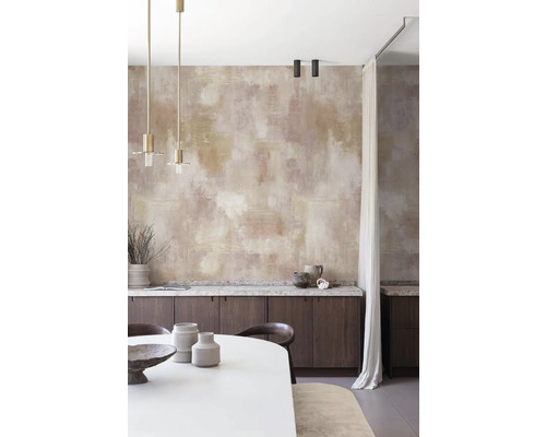 Světlá jídelna s abstraktní stěnou, jídelním stolem a kuchyňskou linkou.