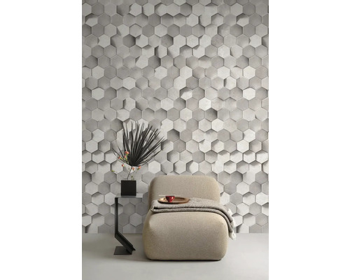 Obývací pokoj s křeslem před stěnou ze šestihranných dlaždic