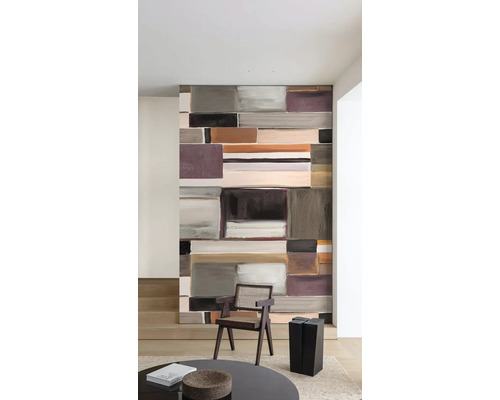 Obývací pokoj s vzorovanou nástěnnou tapetou, židlí a příručním stolkem