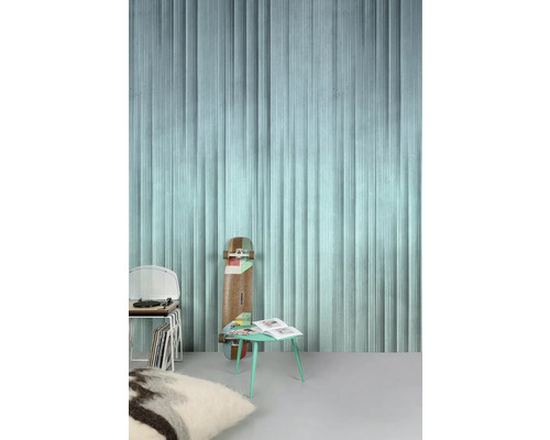 Obývací pokoj s vinylovou tapetou se vzorem proužků, stolem, skateboardem a gramofonem