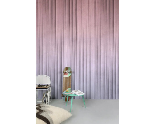 Pokoj s fototapetou s motivem svislých pruhů, stolem a skateboardem