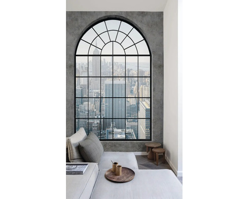 Obývací pokoj s velkým oknem a výhledem na město