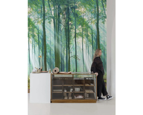 Design interiéru s tapetou s motivem lesa, prodejním stolem a zákaznicí.