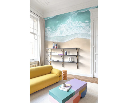 Obývací pokoj s pohovkou, policí a nástěnnou malbou s plážovým motivem