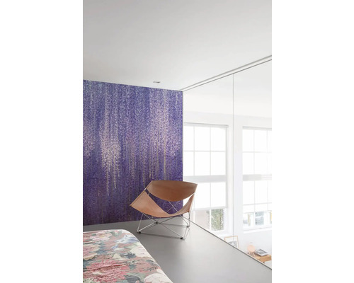 Ložnice s fialovou tapetou s květinovým vzorem a koženým křeslem