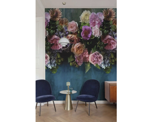 Scéna s tapetou s květinovým designem, dvěma židlemi a odkládacím stolkem