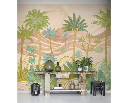 Dekorativní interiér s tapetou s palmovým vzorem, rustikálním dřevěným stolem a pokojovými rostlinami
