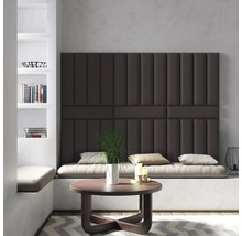 Obývací pokoj s čalouněnými stěnovými panely, kulatým konferenčním stolkem, vestavěnou knihovnou a posezením