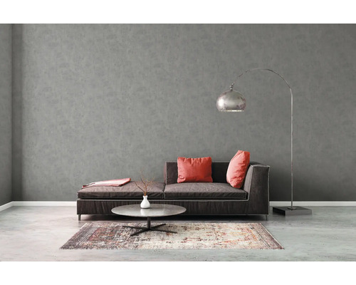 Obývací pokoj s šedou tapetou, pohovkou, stojací lampou a kobercem