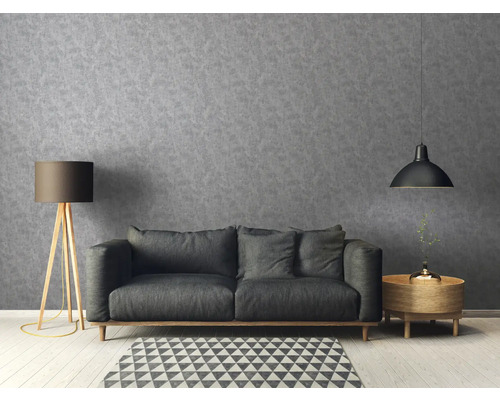 Obývací pokoj s pohovkou, stojací lampou a závěsným svítidlem