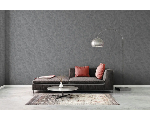 Šedá stěna obývacího pokoje s pohovkou, lampou a kobercem