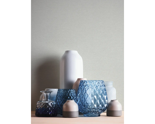 Uspořádání různých dekorativních váz ze skla a keramiky