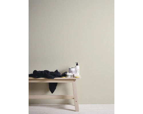 Barva na zeď s doplňky na dřevěném stole