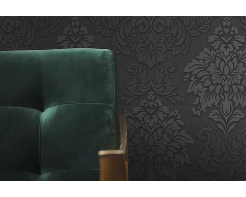 Tapeta s květinovým vzorem a textilním vzhledem vedle pohovky