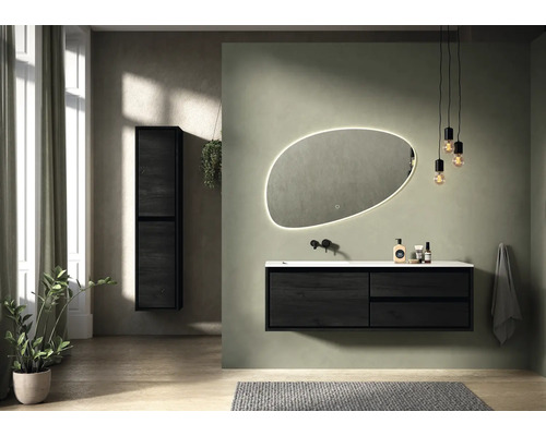 Moderní koupelna s umyvadlovou skříňkou, zrcadlovou skříňkou, zrcadlem a osvětlením.