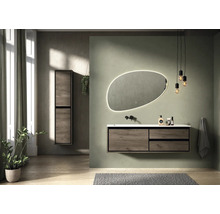 Koupelna s umyvadlem, zrcadlem s osvětlením a závěsnou skříňkou se vzhledem dřeva