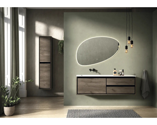 Koupelna s umyvadlem, zrcadlem s osvětlením a závěsnou skříňkou se vzhledem dřeva