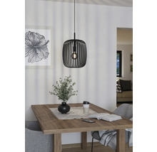 Jídelní scéna s dřevěným stolem, židlemi a černým závěsným svítidlem