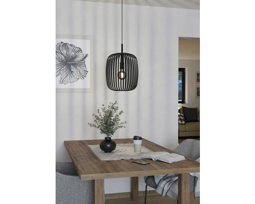 Jídelní scéna s dřevěným stolem, židlemi a černým závěsným svítidlem