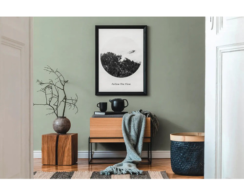 Obývací pokoj s dřevěným nábytkem, dekorací a zarámovaným obrazem na zdi