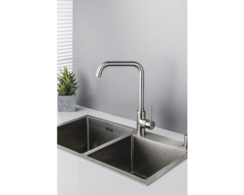 Dřez se dvěma komorami a vodovodní baterií